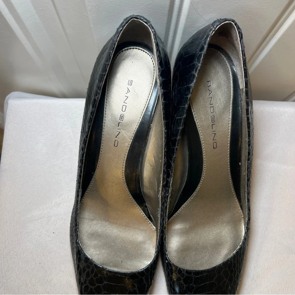 Bandolino Women’s Black Textured Pointy Toe Heels Y2K 8M with 2.5 in‎ heel